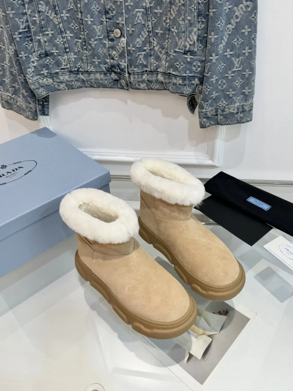 👟👟Ex-factory price 600👟👟 Prada’s popular snow boots, ski boots, so cute and cute →_→ From the Prada limited series, unique. The fur-integrated fabric creates ideal softness. The short-cut version can be worn in the city or in the mountains. It makes the calves look slimmer. It is warm and has a concave shape. The size is 35-40. 41Customized